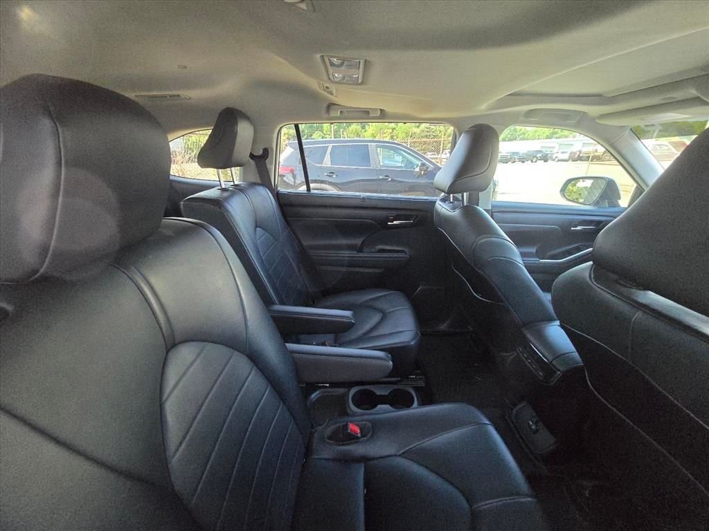 Used 2021 Toyota Highlander XLE AWD/4WD image 8