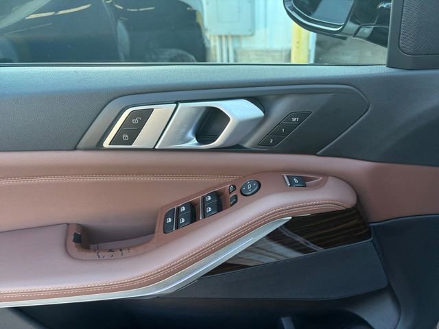 Used 2019 BMW X5 xDrive40i w/ M Sport Package AWD/4WD image 4