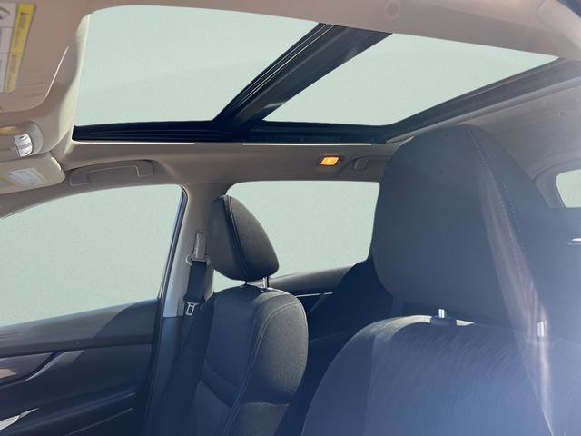 Used 2018 Nissan Rogue SV w/ Sun & Sound Touring Package AWD/4WD image 9