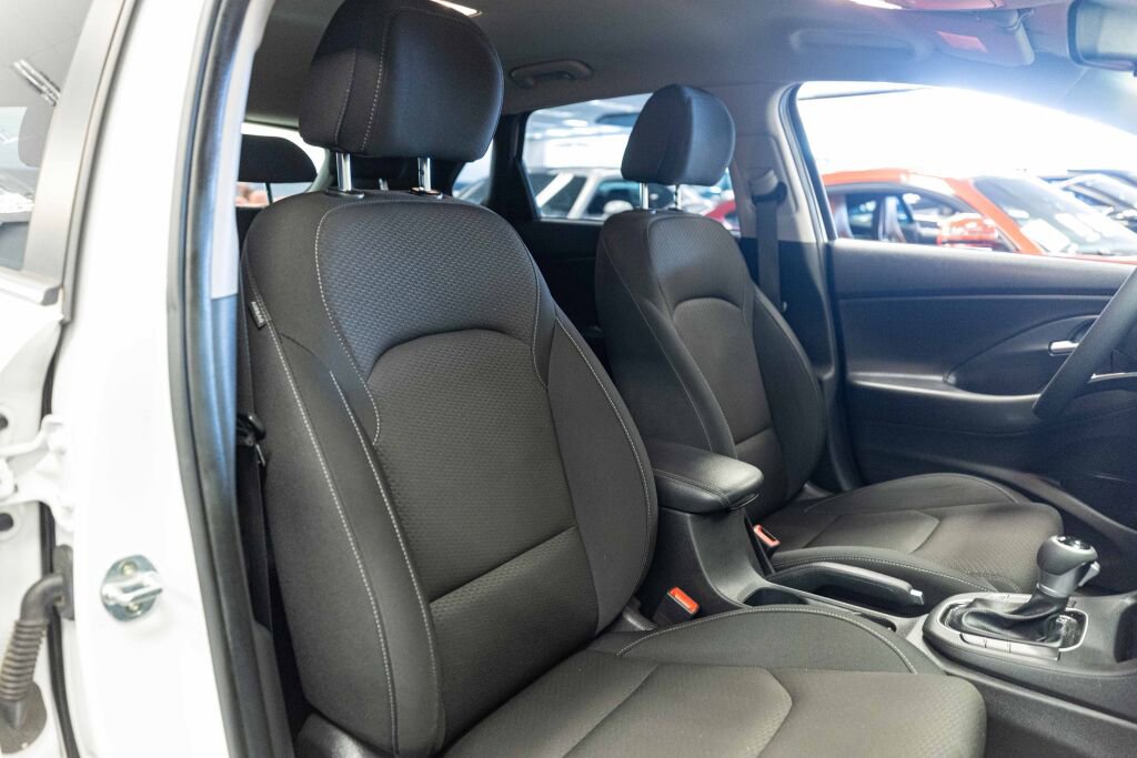 Used 2018 Hyundai Elantra GT FWD image 15