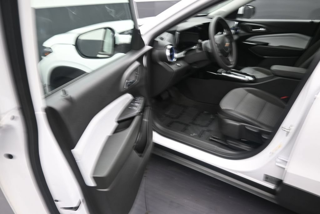 Used 2024 Chevrolet Trax LT FWD image 11