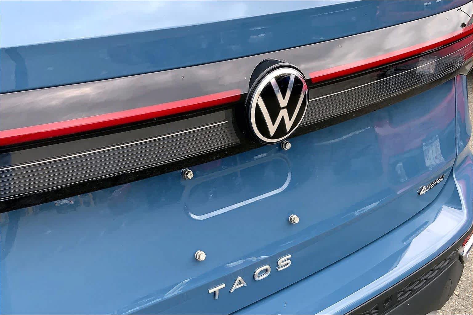 Used 2025 Volkswagen Taos SE AWD/4WD image 10