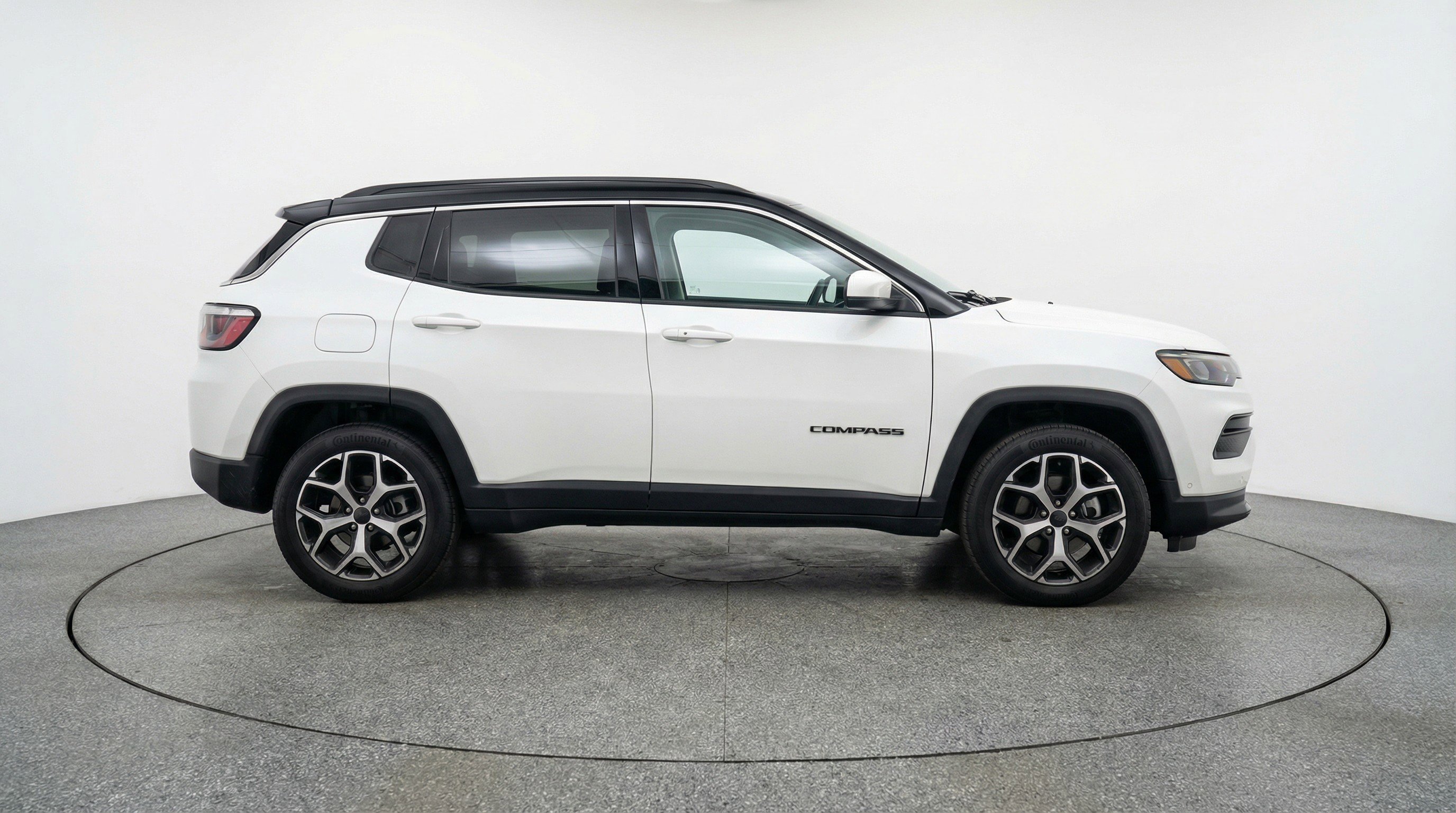 Used 2025 Jeep Compass Limited image 11