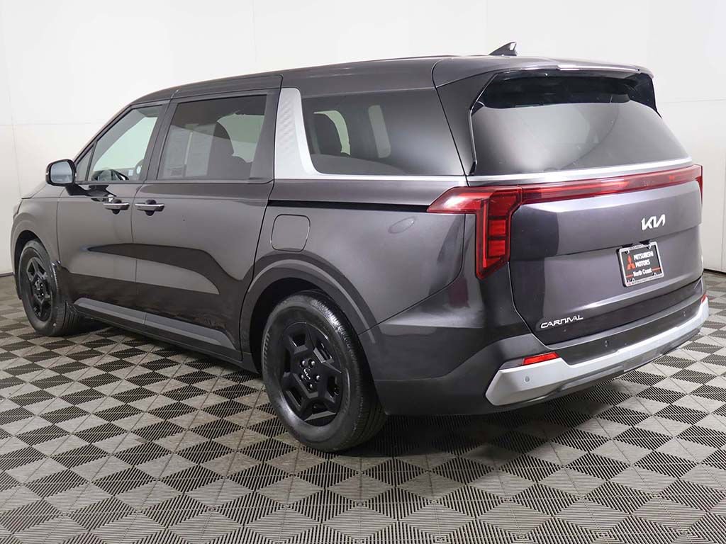 Used 2025 Kia Carnival FWD image 10