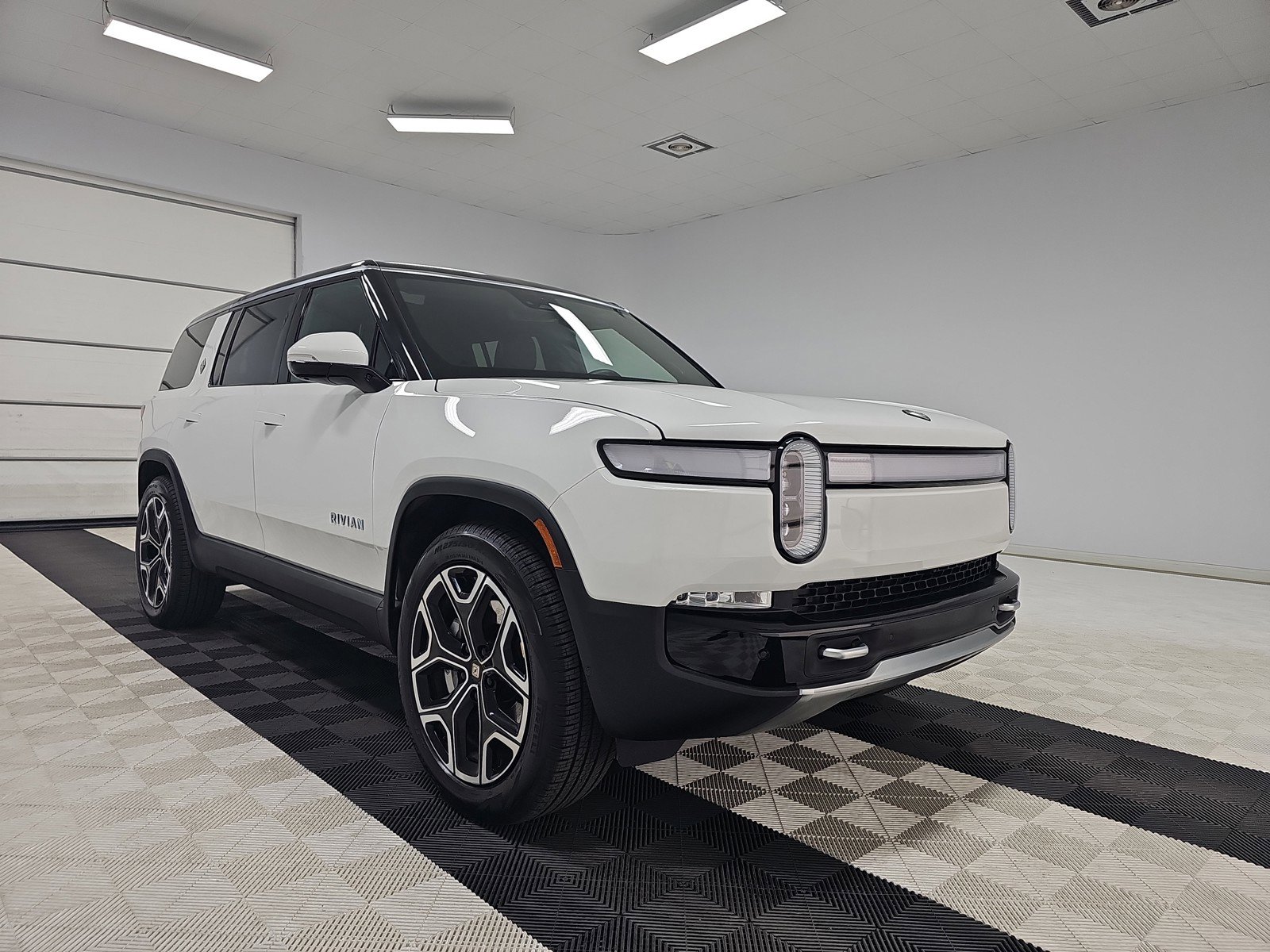 Used 2024 Rivian R1S Adventure AWD/4WD image 7