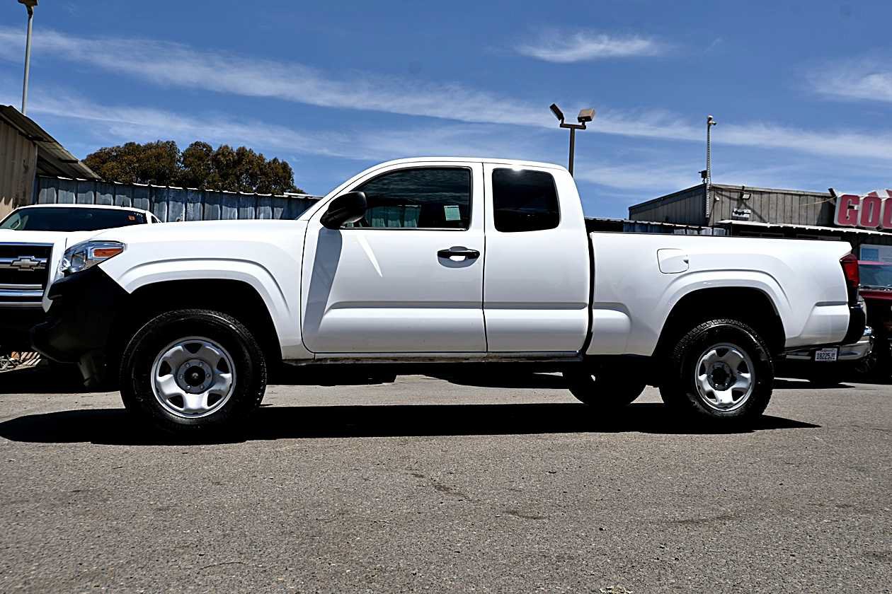 Used 2022 Toyota Tacoma SR RWD image 4
