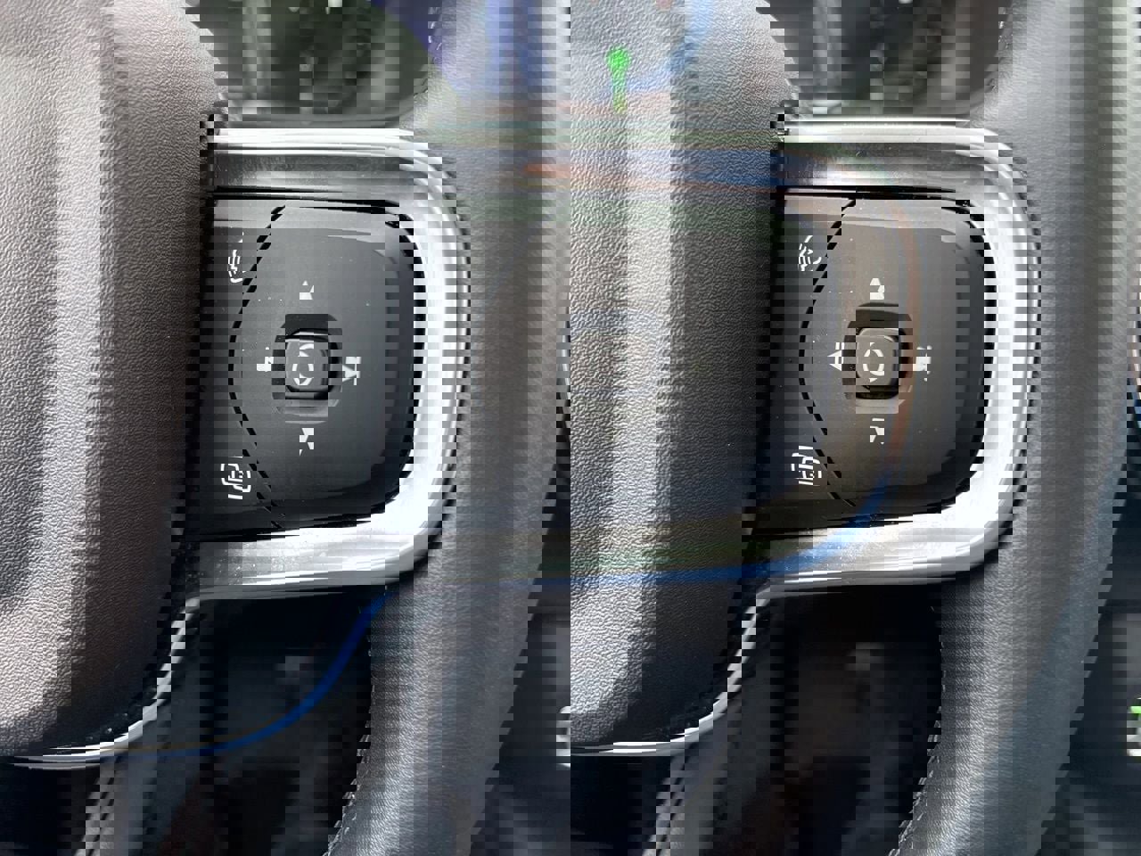 Certified 2025 Volvo XC40 B5 Plus AWD/4WD image 23