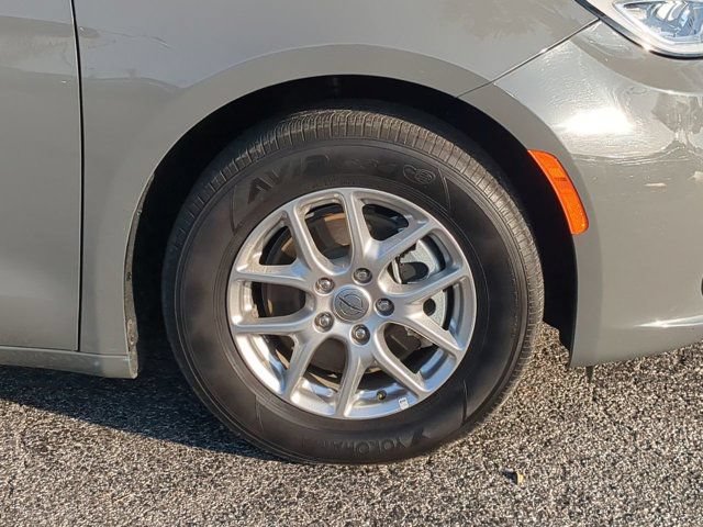 Used 2025 Chrysler Pacifica Select FWD image 10