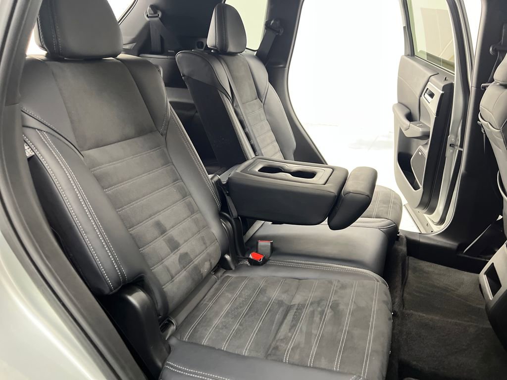Used 2025 Mitsubishi Outlander SE AWD/4WD image 18