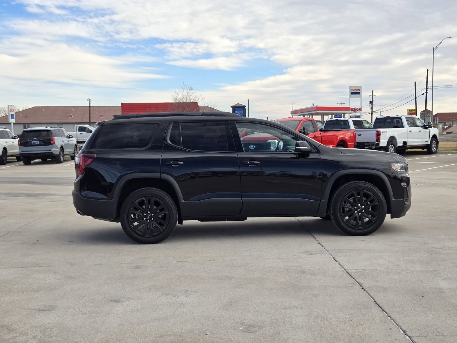 Used 2023 GMC Acadia SLE w/ Driver Convenience Package image 7