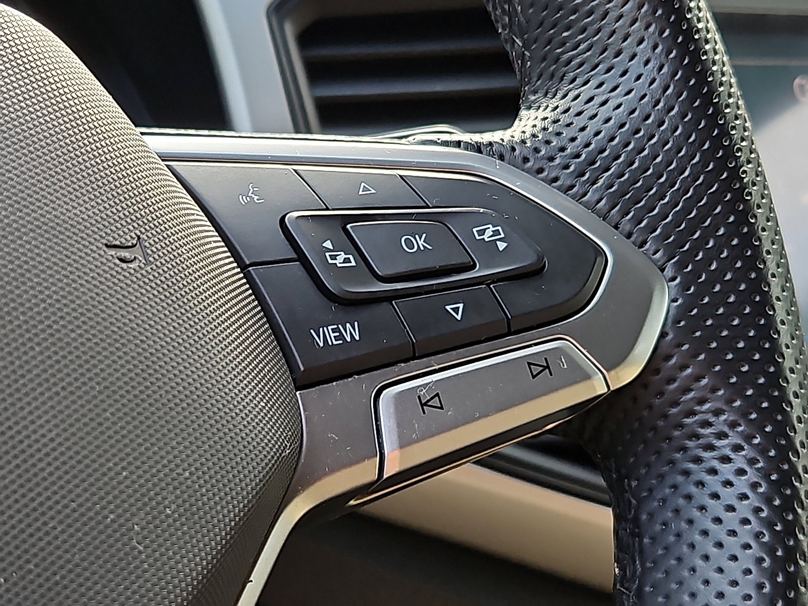 Used 2021 Volkswagen Atlas Cross Sport SE image 21