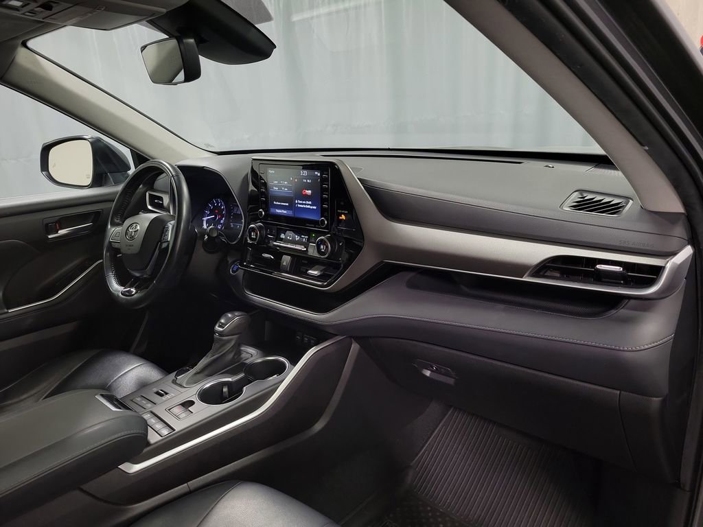 Used 2021 Toyota Highlander XLE image 30