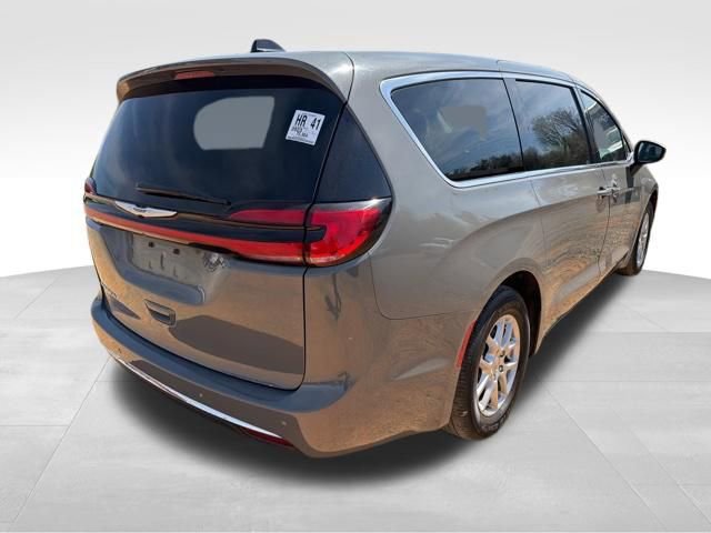 Used 2023 Chrysler Pacifica Touring-L image 3