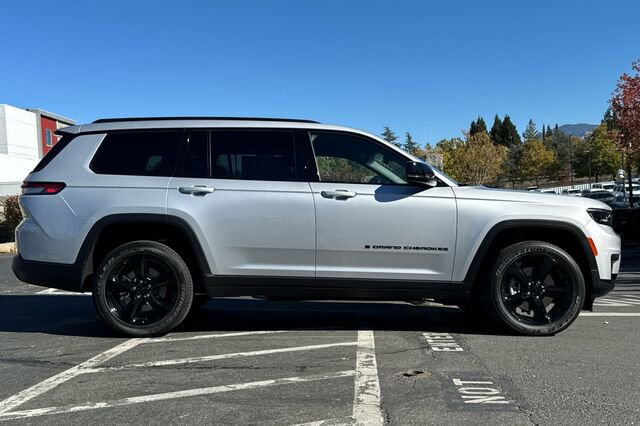 New 2025 Jeep Grand Cherokee L Laredo image 3