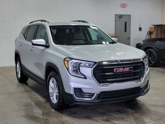 Used 2022 GMC Terrain SLE w/ Driver Convenience Package image 4