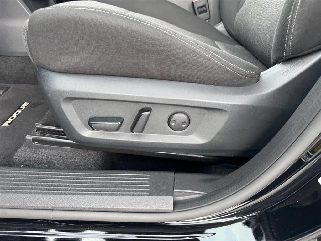 Certified 2025 Nissan Rogue SV FWD image 15