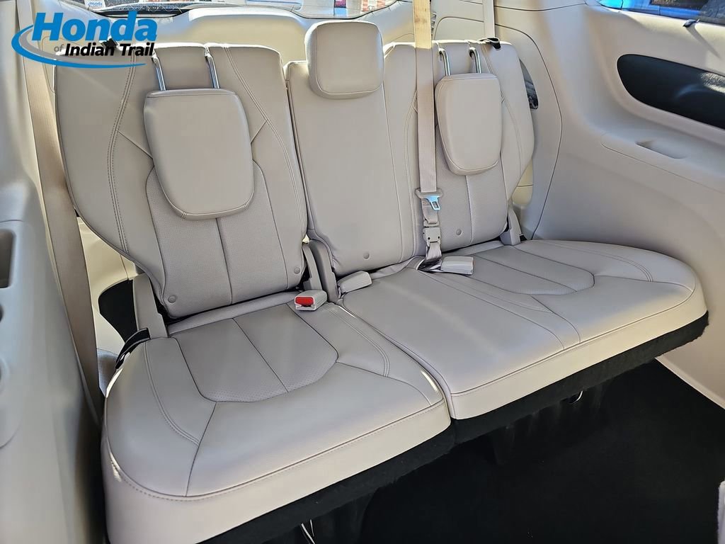 Used 2021 Chrysler Pacifica Touring-L image 13