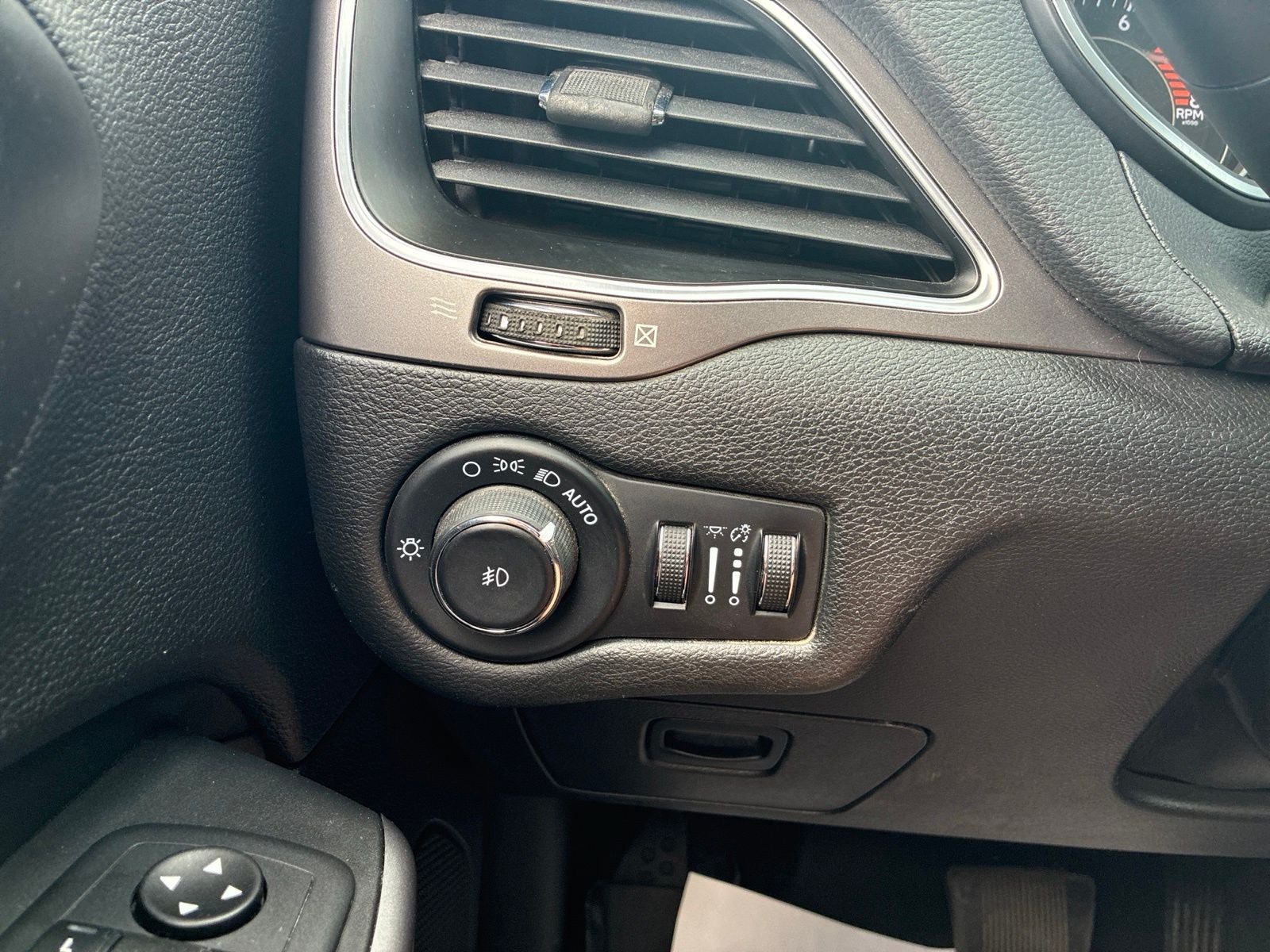 Used 2021 Jeep Cherokee Latitude Lux FWD image 27