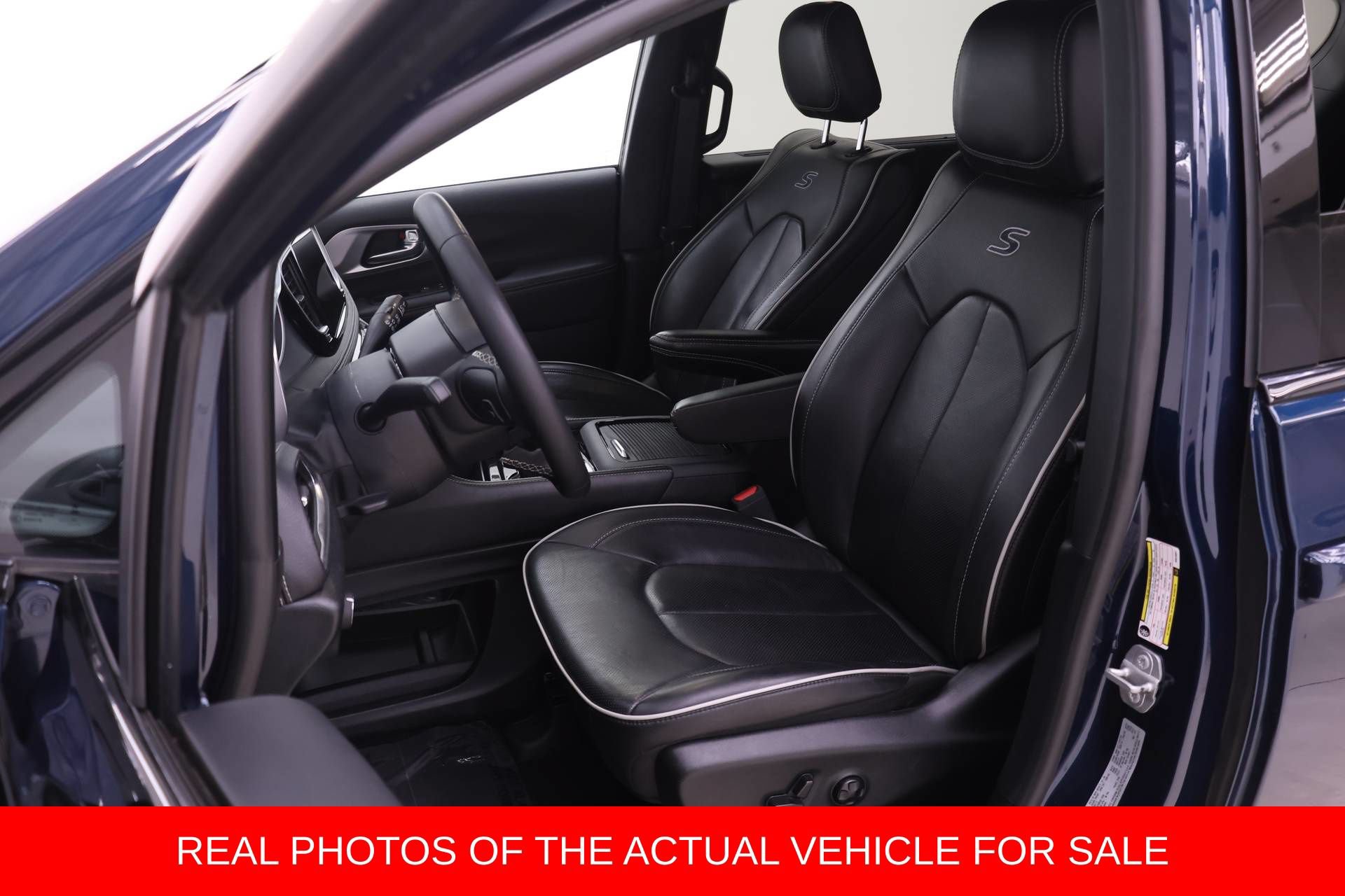 Used 2025 Chrysler Pacifica Limited FWD image 4