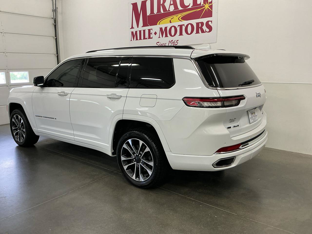 Used 2021 Jeep Grand Cherokee L Overland w/ Luxury Tech Group IV AWD/4WD image 4