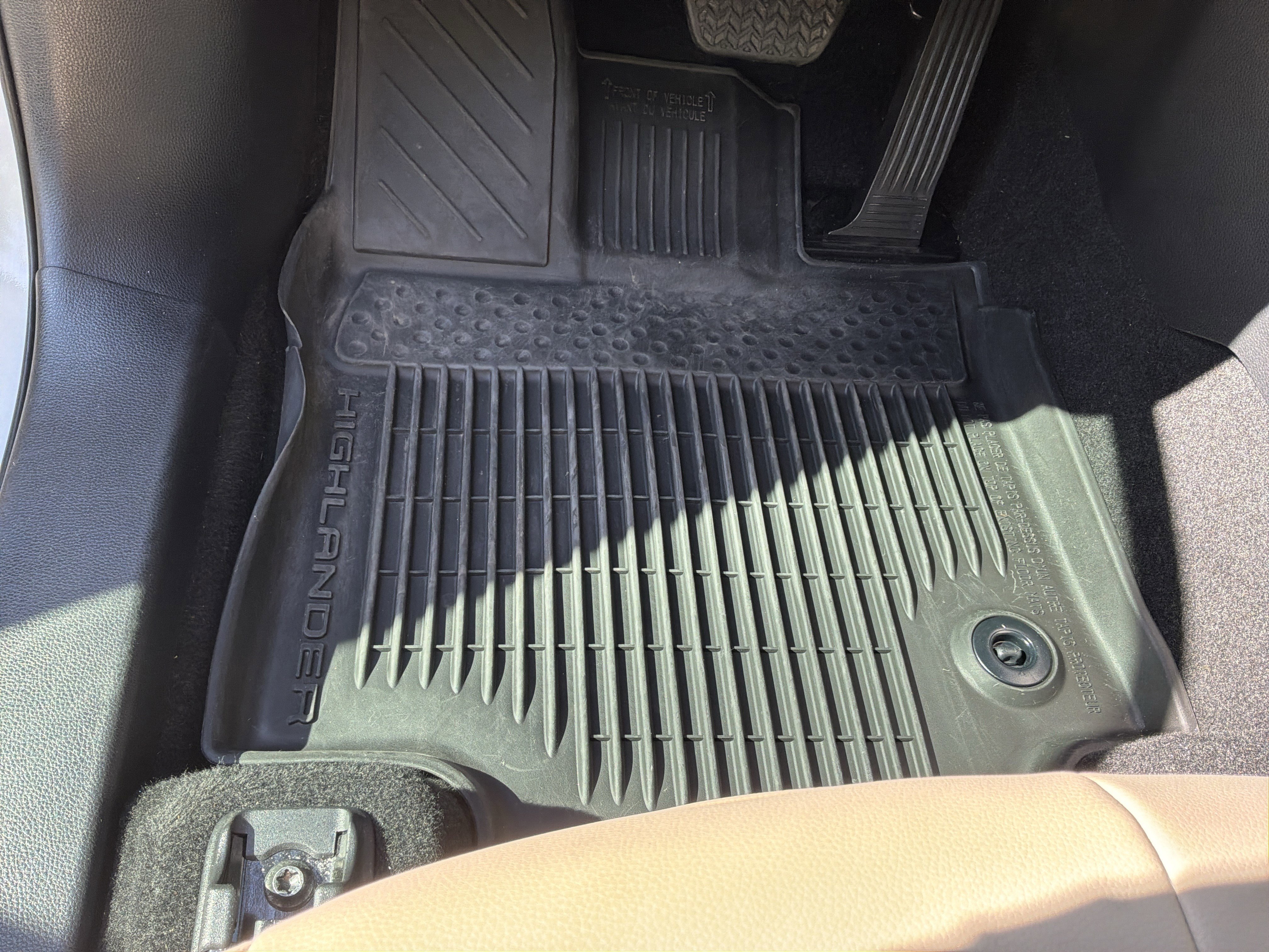 Used 2024 Toyota Highlander XLE FWD image 17