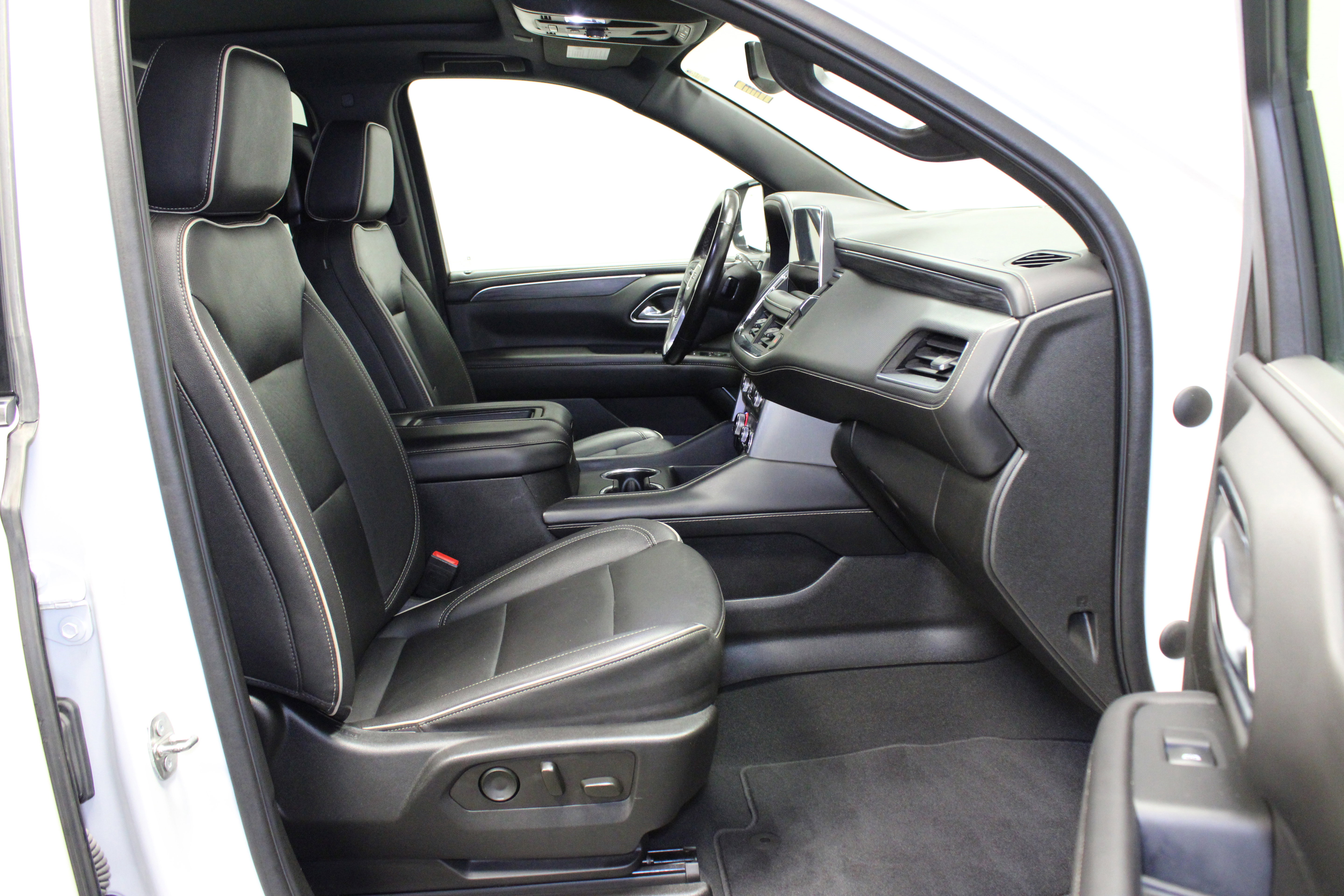 Used 2022 GMC Yukon XL SLT w/ SLT Luxury Package AWD/4WD image 16
