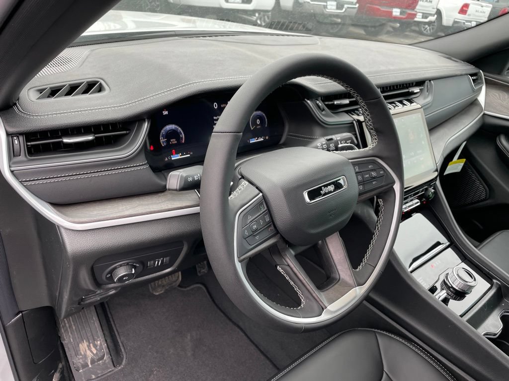 New 2025 Jeep Grand Cherokee Limited w/ Black Appearance Package AWD/4WD image 7