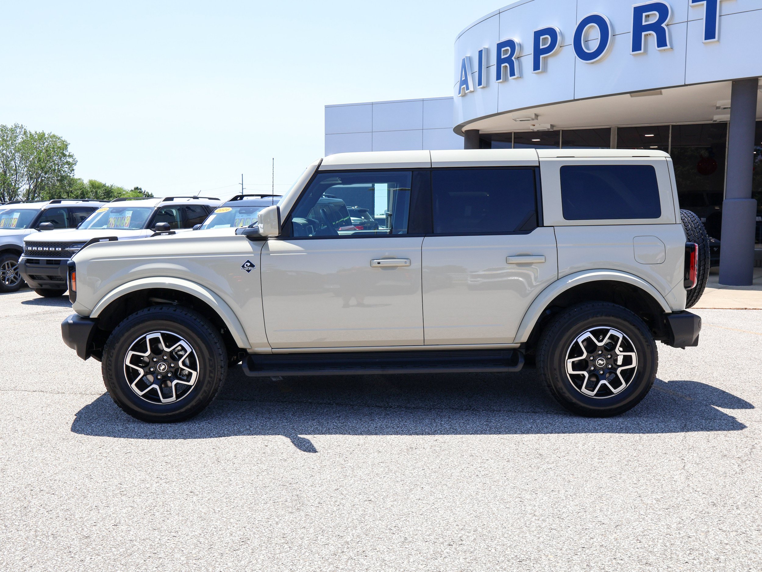 Used 2025 Ford Bronco Outer Banks AWD/4WD image 2