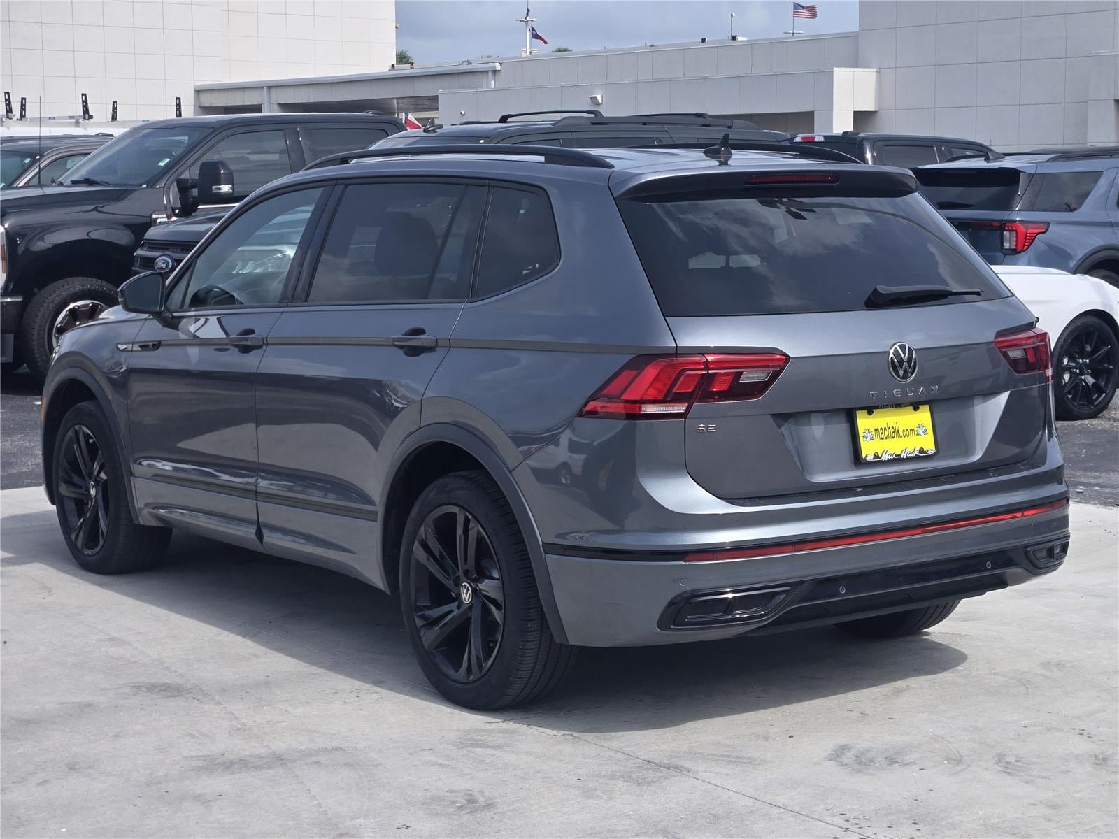 Used 2023 Volkswagen Tiguan SE R-Line FWD image 6