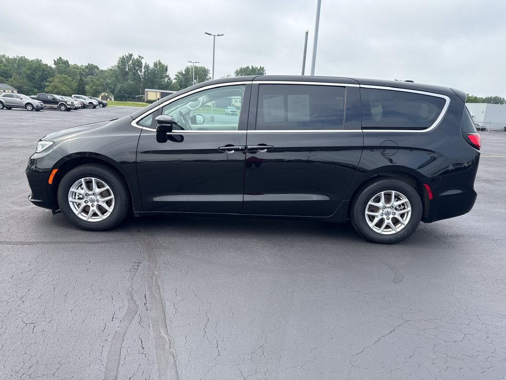 Used 2024 Chrysler Pacifica Touring-L FWD image 5