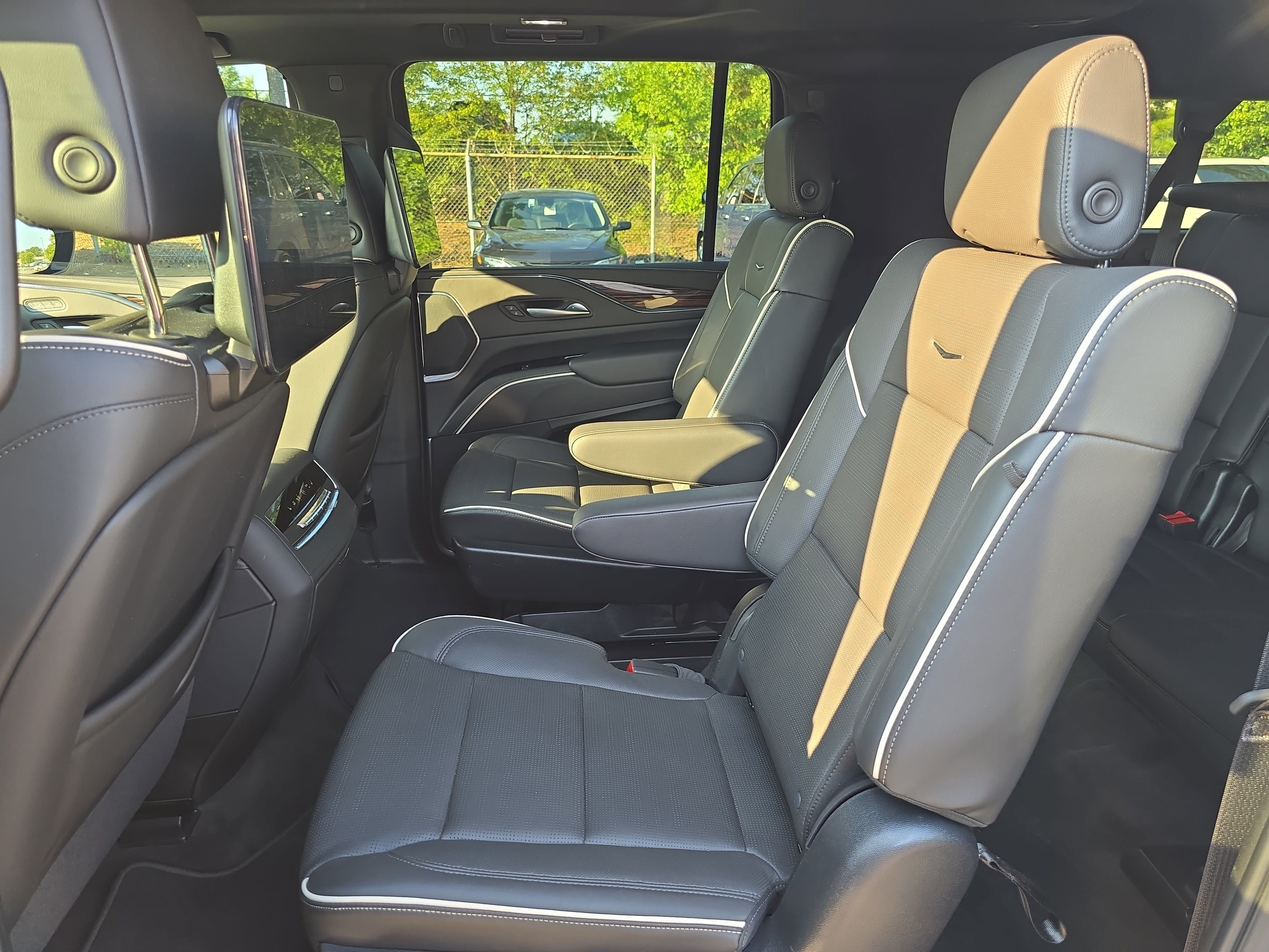Certified 2024 Cadillac Escalade ESV Premium Luxury w/ Performance Package AWD/4WD image 14