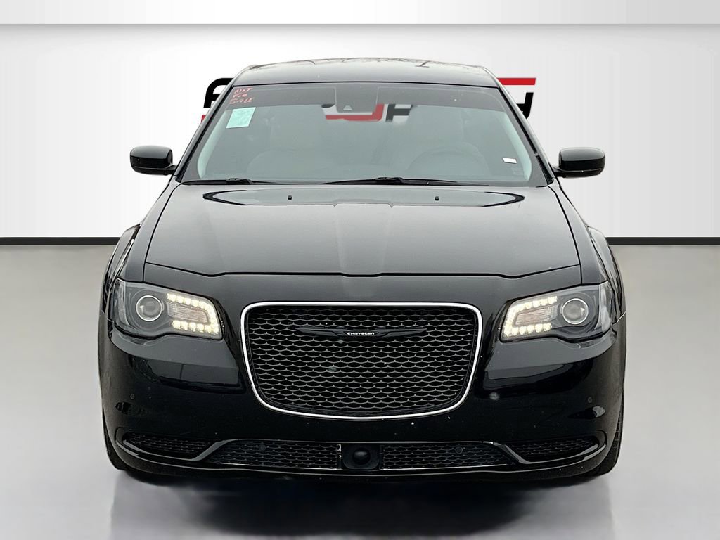 Used 2023 Chrysler 300 Touring w/ Safetytec Plus Group image 2