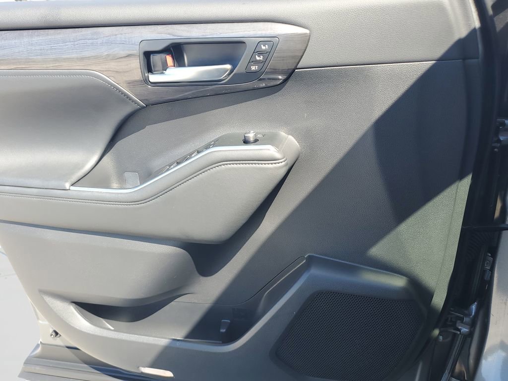 Used 2025 Toyota Highlander Limited image 32