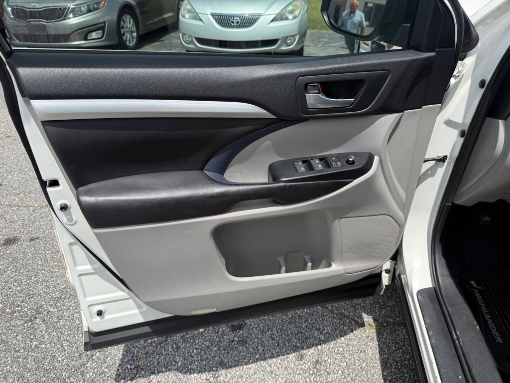 Used 2016 Toyota Highlander XLE FWD image 13
