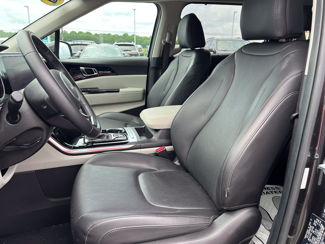 Used 2024 Kia Carnival EX FWD image 18