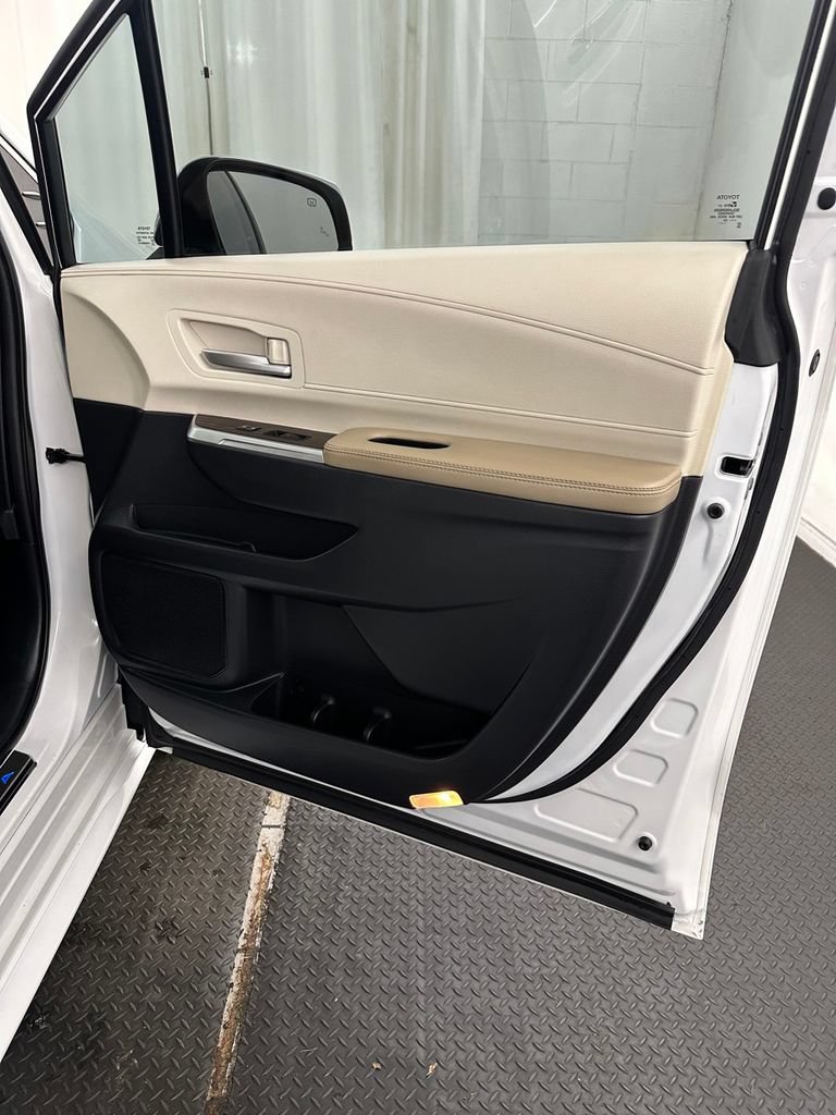 Used 2022 Toyota Sienna XLE w/ XLE Plus Package FWD image 33