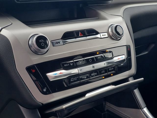 Used 2022 Ford Explorer XLT w/ Equipment Group 202A image 21