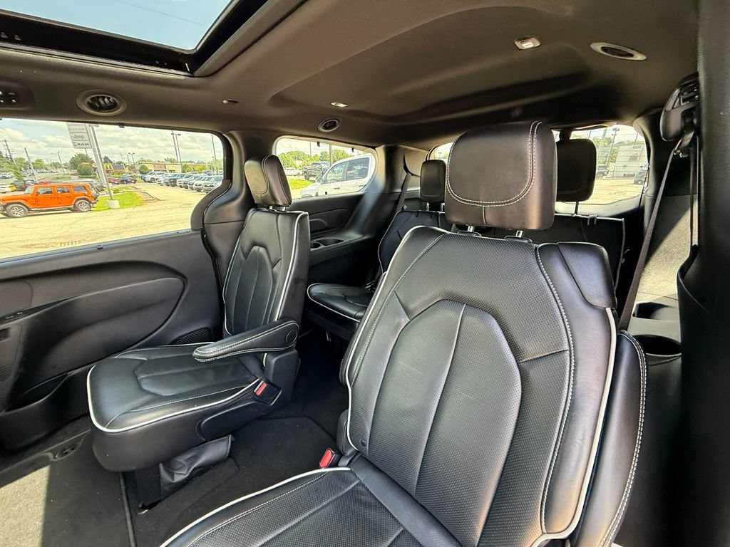 Used 2025 Chrysler Pacifica Limited FWD image 24