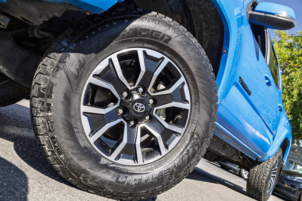Used 2021 Toyota Tacoma TRD Sport w/ TRD Premium Sport Package AWD/4WD image 12