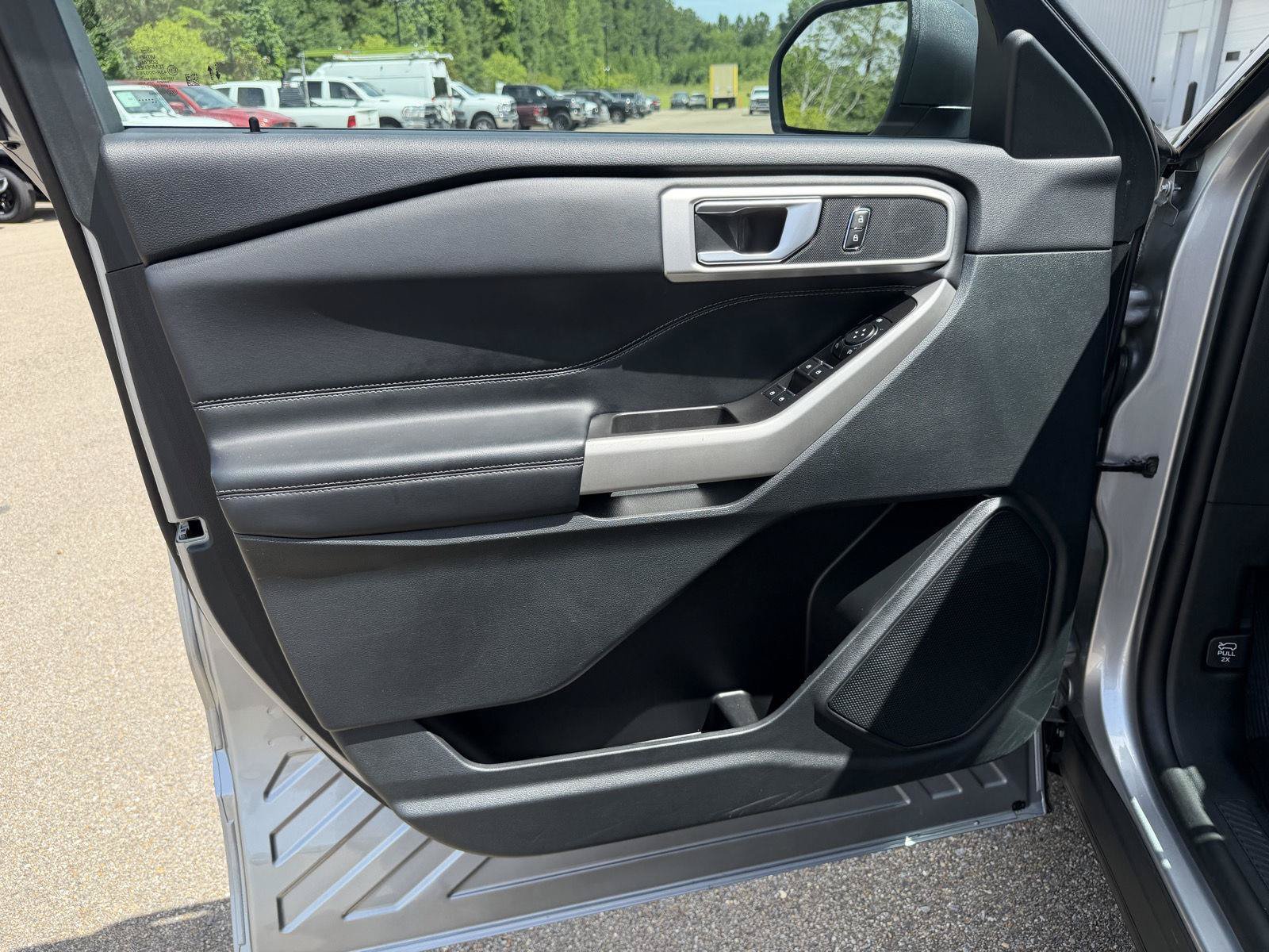 Used 2023 Ford Explorer XLT AWD/4WD image 15