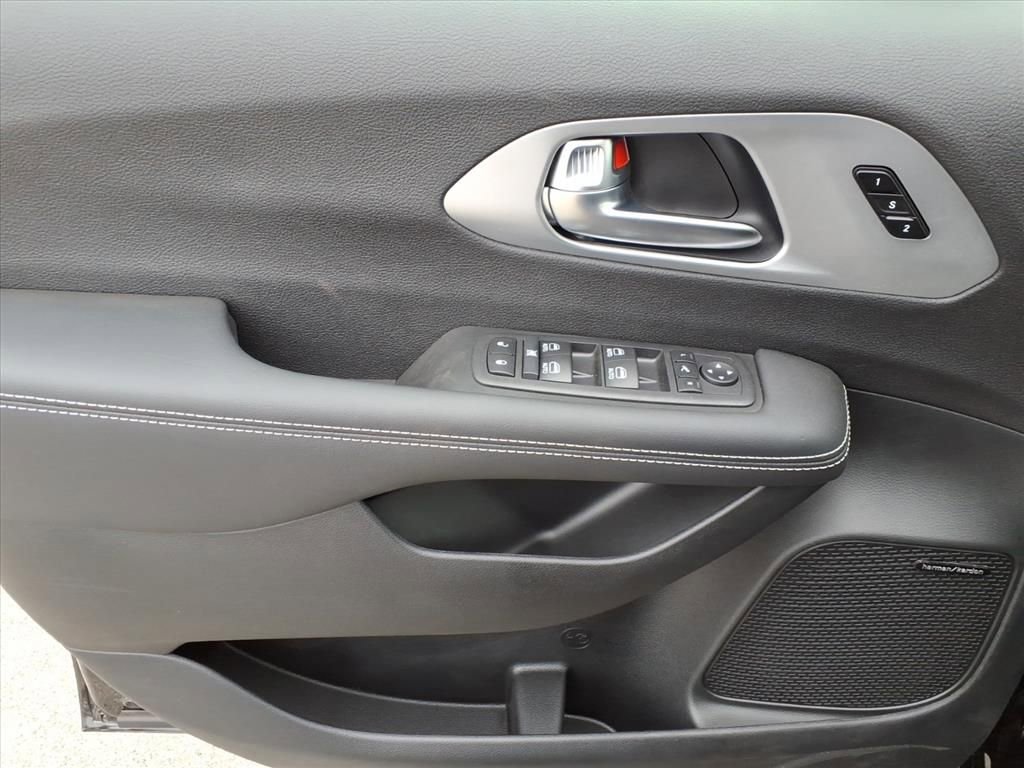 New 2026 Chrysler Pacifica Limited image 17