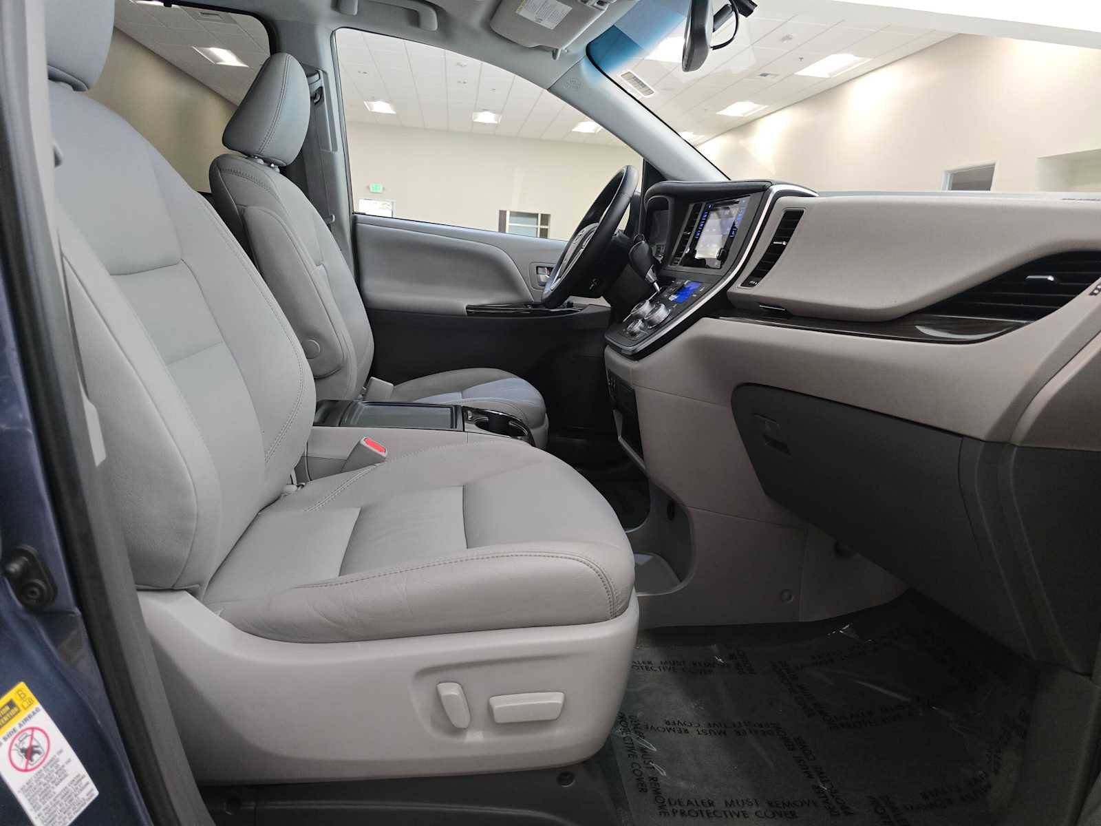 Used 2017 Toyota Sienna XLE FWD image 27