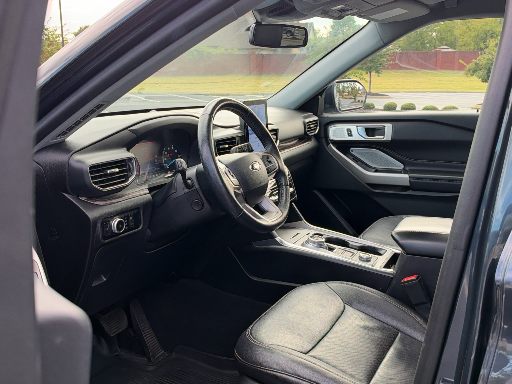 Used 2022 Ford Explorer Limited w/ Limited Technology Package AWD/4WD image 11