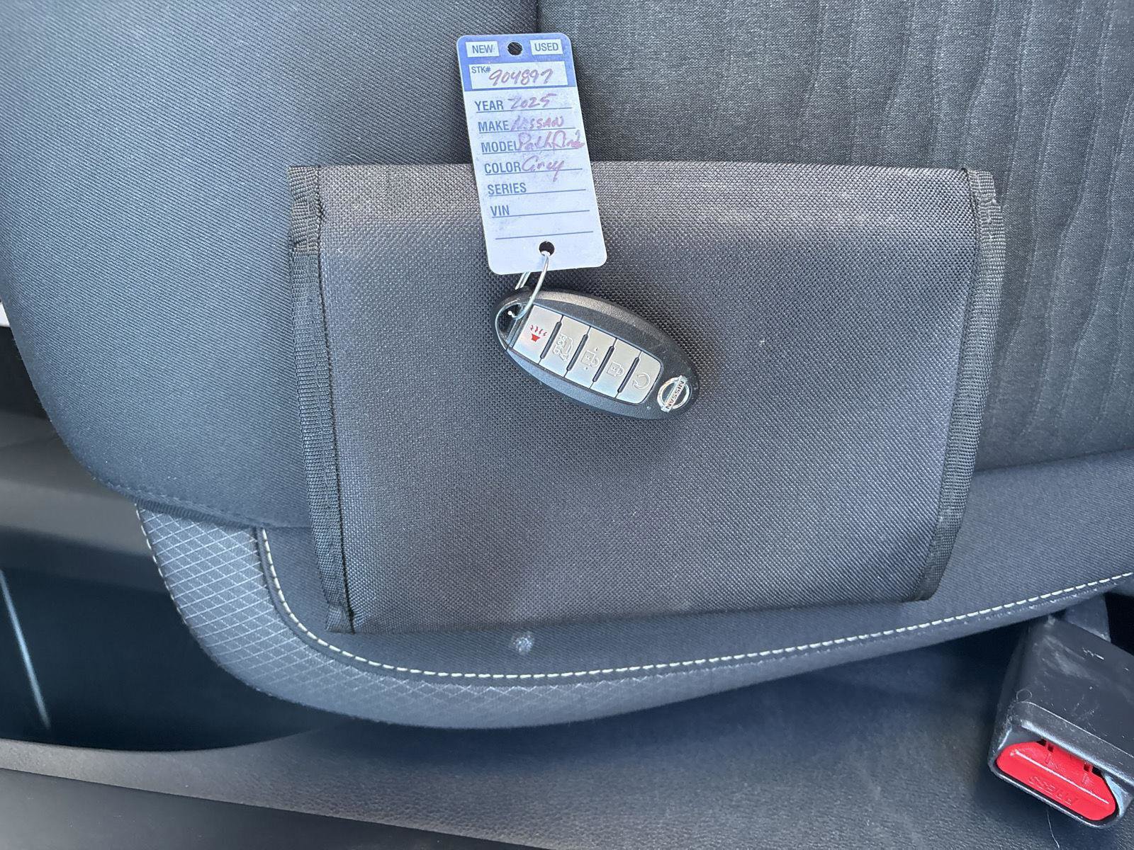 Used 2025 Nissan Pathfinder SV image 32