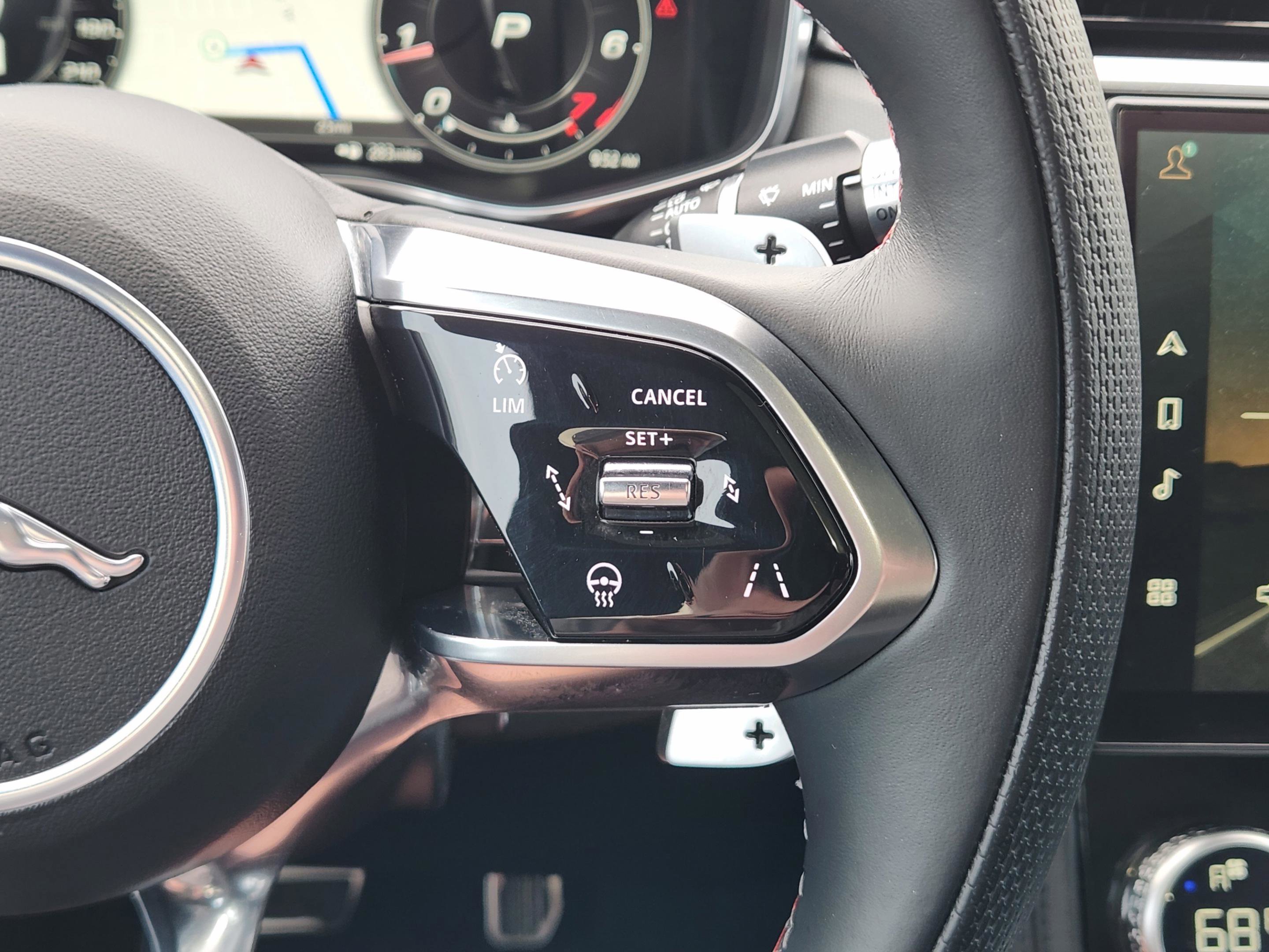 Used 2022 Jaguar F-PACE SVR image 23