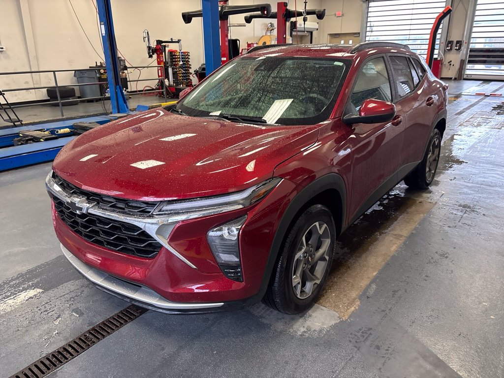 Used 2025 Chevrolet Trax LT w/ Sunroof Package FWD image 2