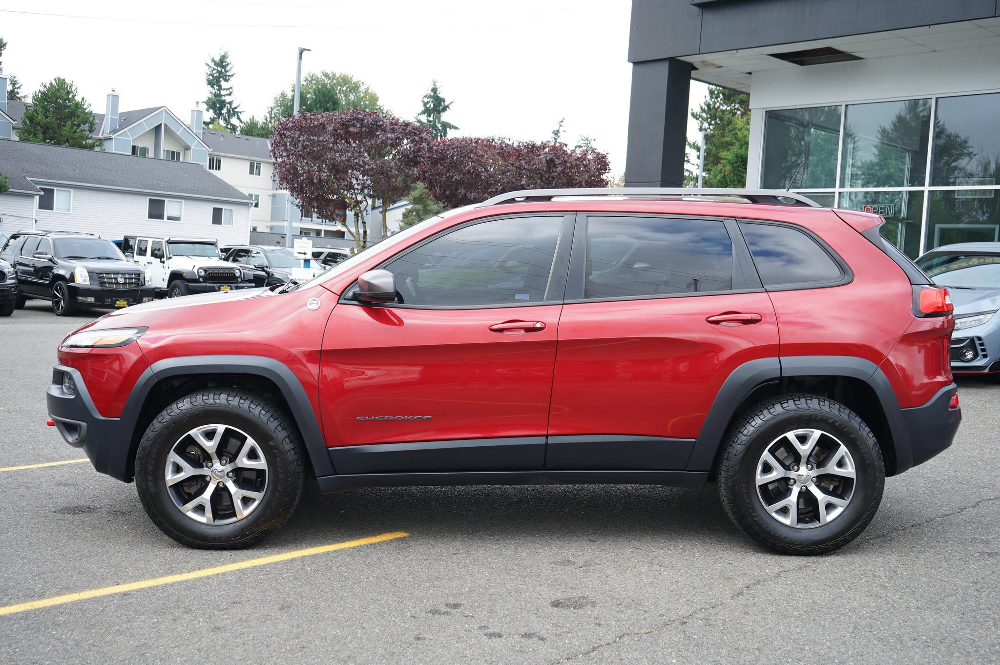 Used 2015 Jeep Cherokee Trailhawk w/ Ventilated/Heated Seat Group AWD/4WD image 2