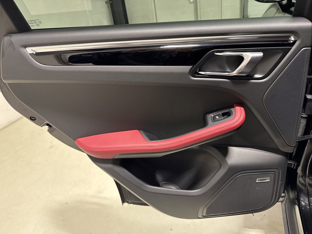 Used 2025 Porsche Macan Turbo image 32