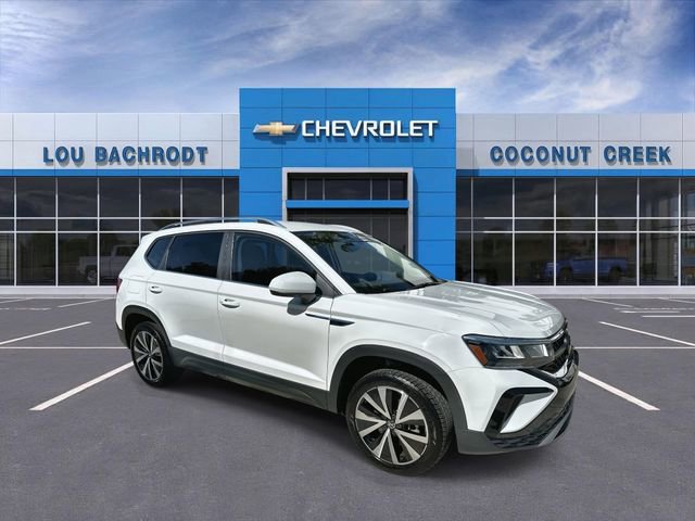 Used 2024 Volkswagen Taos SE image 2