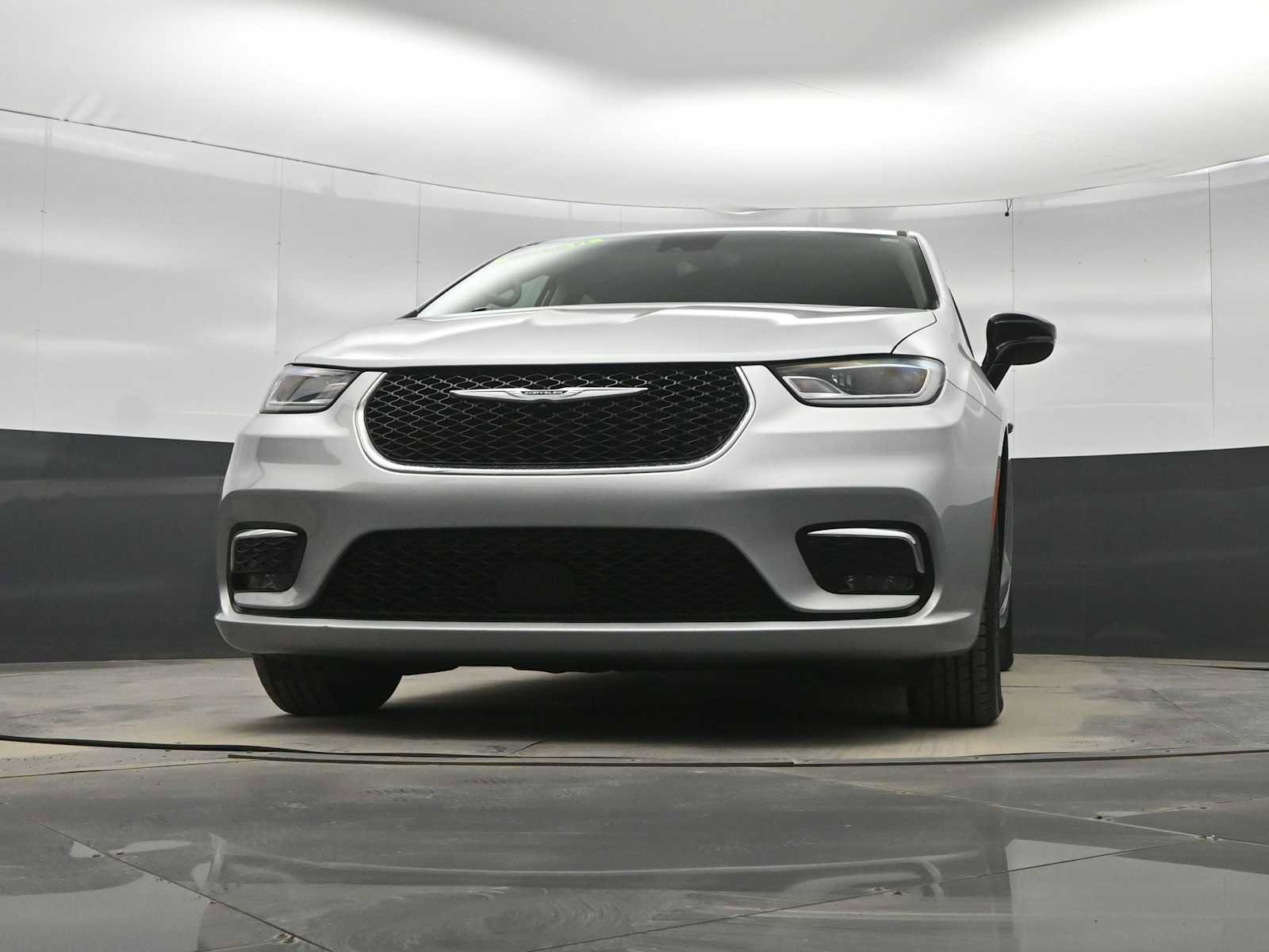 Used 2024 Chrysler Pacifica Touring-L image 32